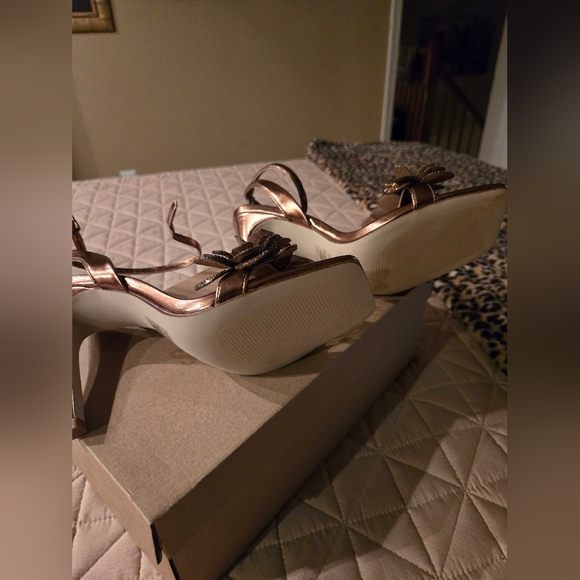 Ladies Shoe - Picture 5 of 6